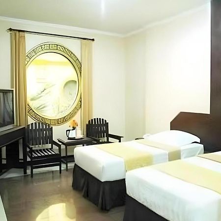 V3 Hotel Surabaya Exterior foto