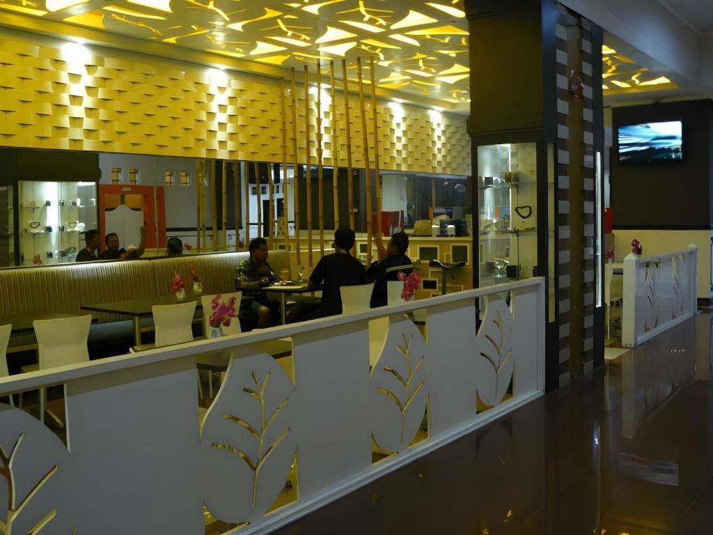 V3 Hotel Surabaya Exterior foto