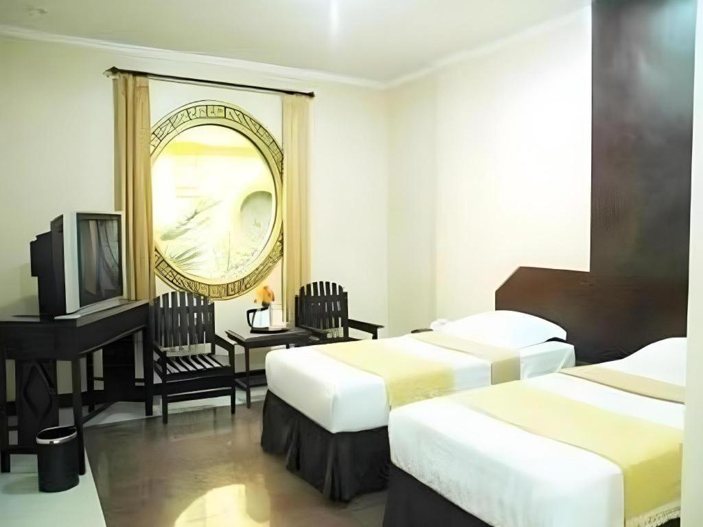 V3 Hotel Surabaya Exterior foto