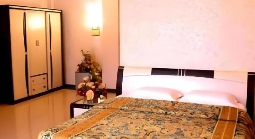 V3 Hotel Surabaya Exterior foto